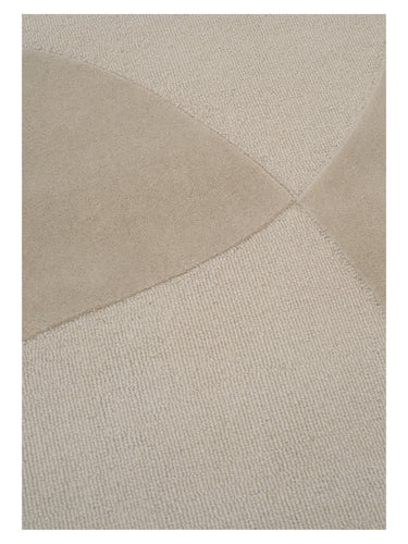 Alfombra de lana beige con relieve Split Plains de Linie Design, detalle de las líneas curvas y de la trama