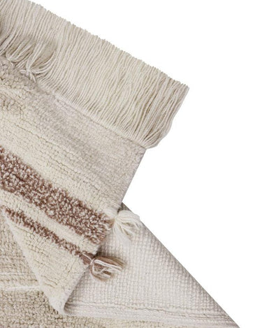 Textura artesanal de una alfombra lavable de lana beige