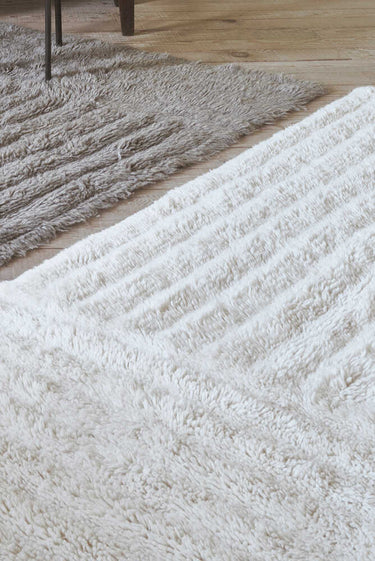 Alfombra lavable de lana blanca con relieve de 80 × 140 cm, vista principal
