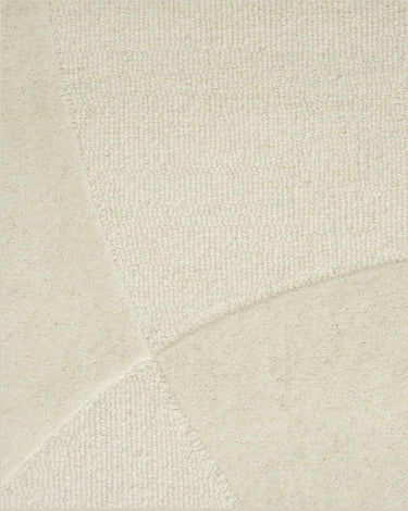 Alfombra de lana blanca con relieve Split Plains de Linie Design, detalle del contorno curvo y el pelo claro