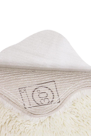 Textura de lana blanca sin teñir de una alfombra orgánica lavable