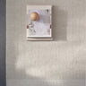 Alfombra de lana en espiga beige tejida a mano Stratum Echo Linie Design
