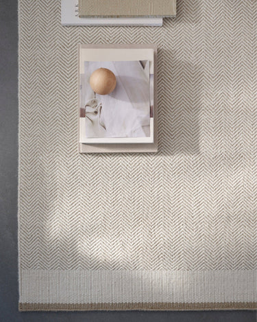 Alfombra de lana en espiga beige tejida a mano Stratum Echo Linie Design