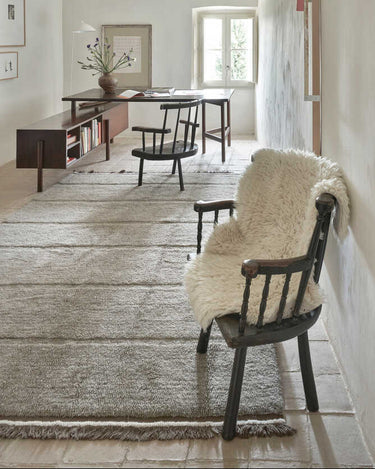 Alfombra lavable de lana gris con flecos, vista completa