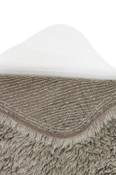 Textura de lana natural gris de una alfombra orgánica con forma de piel