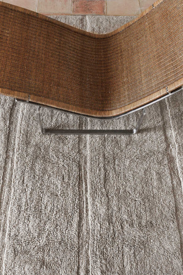 Detalle del relieve y las distintas alturas de pelo de una alfombra de lana gris