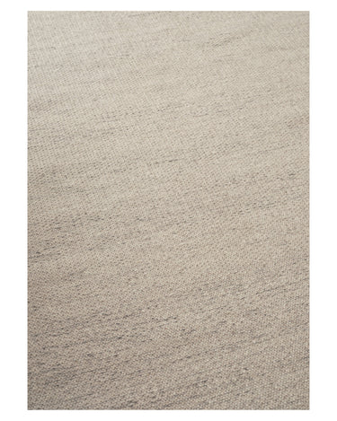 Alfombra de lana jaspeada clara reversible de Linie Design: vista cercana de la superficie.