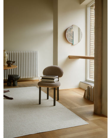 Alfombra de Linie Design: vista de ambiente junto al sillón.