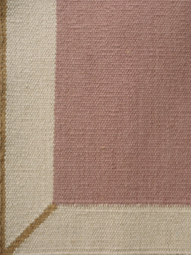 Alfombra de lana Lume Frame con marco de color de Linie Design, detalle de la esquina y del marco de la alfombra rosa