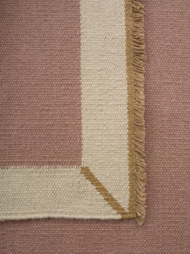 Alfombra de lana Lume Frame con marco de color de Linie Design, detalle de los flecos y del borde de la alfombra rosa