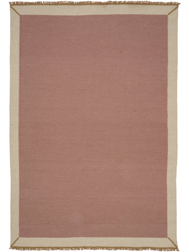 Alfombra de lana Lume Frame con marco de color de Linie Design, vista completa de la alfombra rosa con marco claro