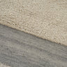 Alfombra de lana marfil con diseño geométrico discreto Humble Act Linie Design detalle