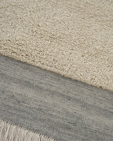 Alfombra de lana marfil con diseño geométrico discreto Humble Act Linie Design detalle