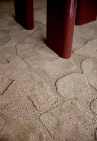 relación entre material y forma de alfombra de lana marrón de Gabrielle Paris