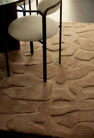 silueta general de alfombra de lana marrón de Gabrielle Paris