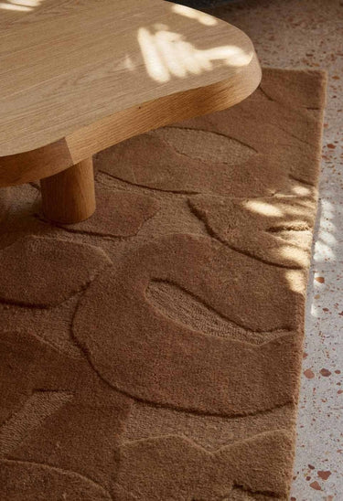 volumen y estructura de alfombra de lana marrón de Gabrielle Paris