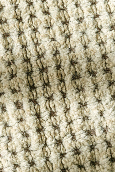 Diseño geométrico de una alfombra lavable de lana marrón y verde musgo