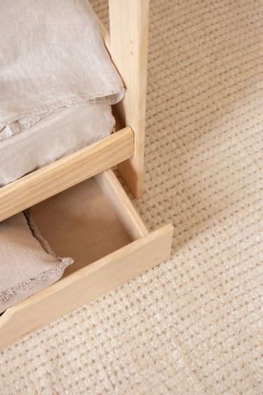 Alfombra geométrica de lana en tonos natural y concha para dormitorio