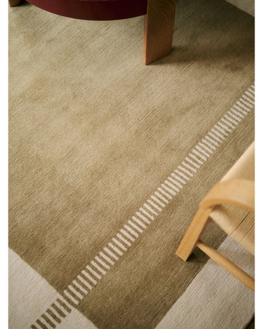 Alfombras de Linie Design: detalle de las líneas junto a una silla.