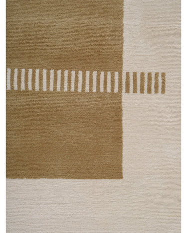 Alfombra de lana ocre con dibujo geométrico de Linie Design: detalle de la esquina y las líneas.