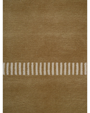 Alfombra de lana ocre con dibujo geométrico de Linie Design: vista cercana de los trazos claros.