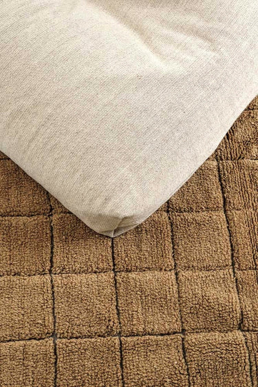 Textura del tejido de la alfombra lavable de lana ocre