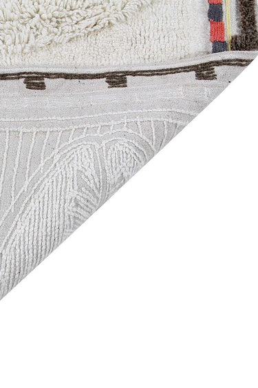 Alfombra de lana orgánica beige de 80 × 120 cm en ambiente natural