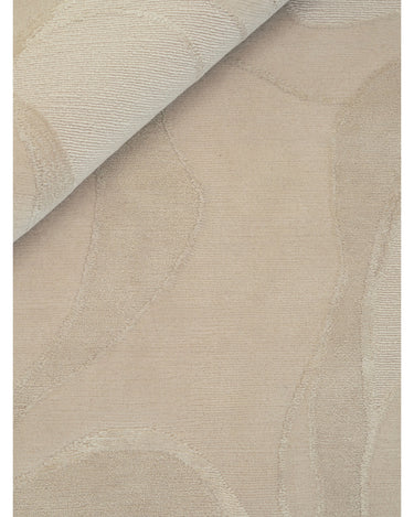 Alfombra de lana y seda beige con ondas de Linie Design: detalle del pliegue y del pelo.