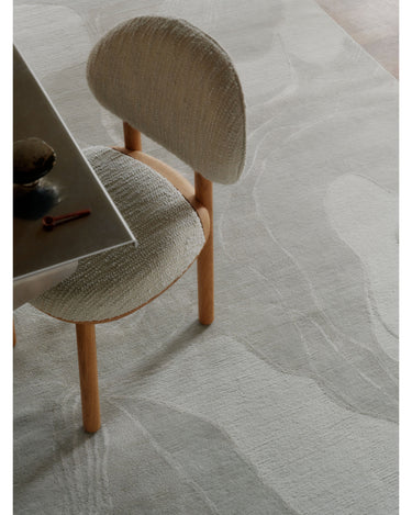 Alfombras de Linie Design: detalle del dibujo junto a un asiento.