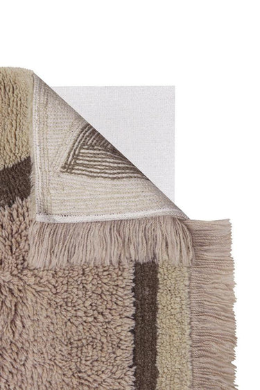 Textura artesanal de una alfombra lavable de lana taupe