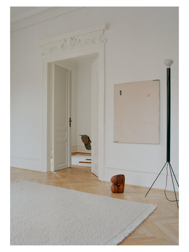 Alfombra de lana trenzada Blonde Maze de Linie Design, en un salón luminoso con pared blanca