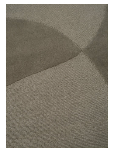 Alfombra de lana verde musgo con relieve Split Plains de Linie Design, detalle de la unión entre formas curvas