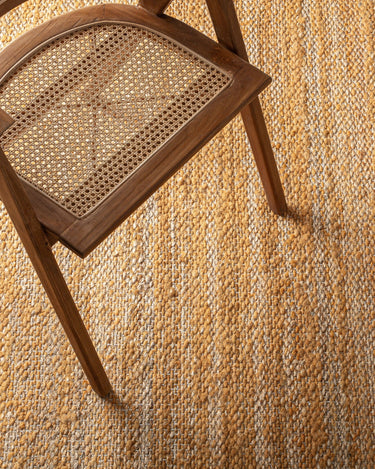 Alfombra de lana yute algodón tonos marrones de Vical, alfombra de rayas marrones bajo una silla de madera