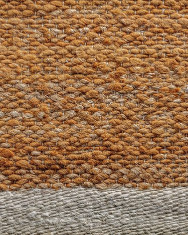 Alfombra de lana yute algodón tonos marrones de Vical, detalle de las franjas marrones y del tejido