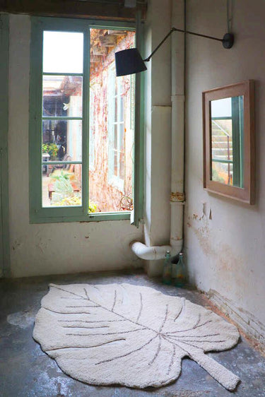 Silueta orgánica de una alfombra lavable beige con forma de hoja