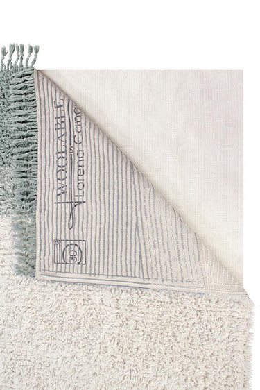 Alfombra lavable de lana azul y gris en ambiente contemporáneo