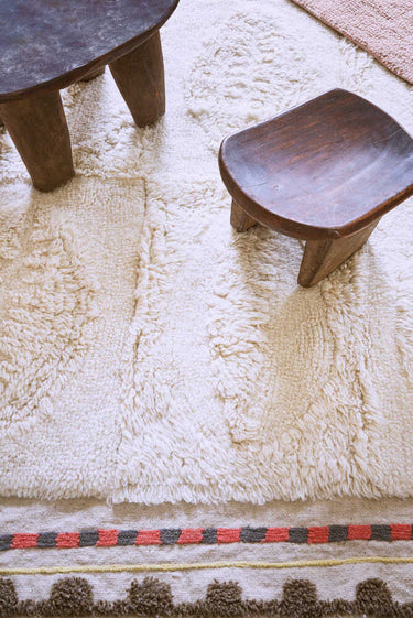 Alfombra lavable de lana orgánica beige en interior natural