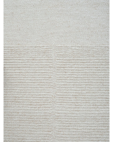 Alfombra de lino beige con extremos en contraste de Linie Design: vista cercana de las líneas horizontales.