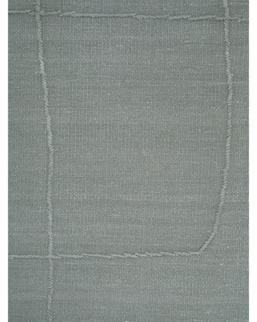 Alfombra de lino gris menta con líneas orgánicas de Linie Design: detalle de la curva tejida.