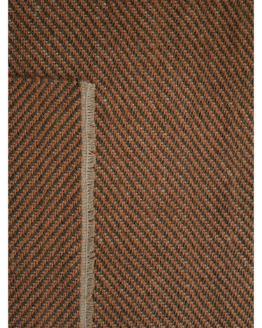 Alfombra de lino y sisal color óxido de Linie Design: detalle de las líneas diagonales y el remate.