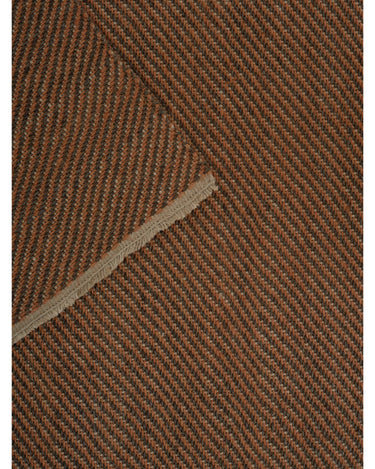 Alfombra de lino y sisal color óxido de Linie Design: vista cercana del borde y el tejido.
