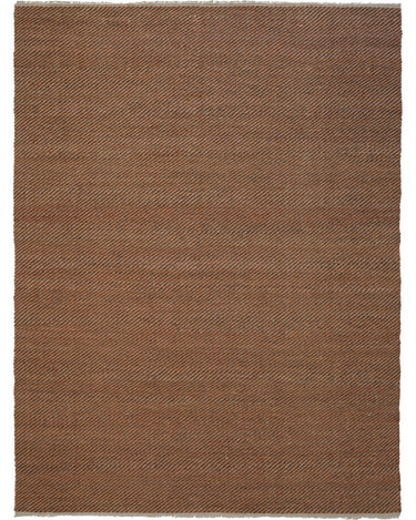 Alfombra de lino y sisal color óxido de Linie Design: vista completa sobre fondo claro.