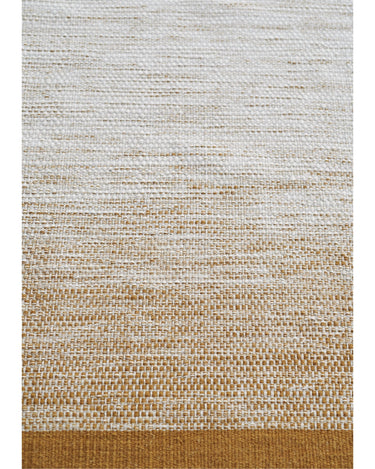 Vista completa de la alfombra Lule de lana y algodón ocre