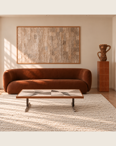 Alfombra Melange Sky color plata de Linie Design en una recreación de salón con sofá marrón, mesa de mosaico y piezas de Matuta Home.