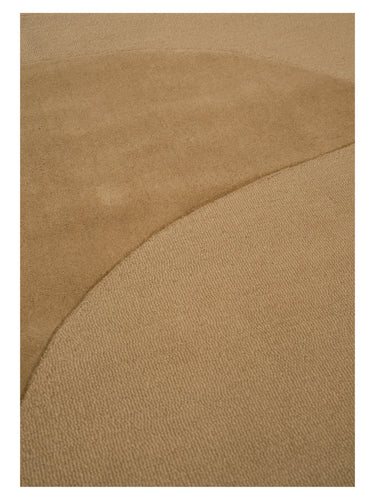 Alfombra mostaza de lana Split Plains de Linie Design, detalle del contorno curvo