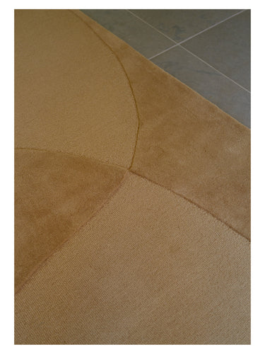 Alfombra mostaza de lana Split Plains de Linie Design, detalle del dibujo geométrico sobre suelo gris