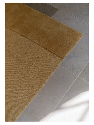 Alfombra mostaza de lana Split Plains de Linie Design, detalle de la esquina y del cambio de tono