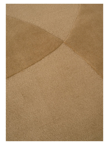 Alfombra mostaza de lana Split Plains de Linie Design, dibujo de formas curvas visto de cerca