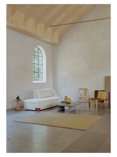 Alfombra mostaza de lana Split Plains de Linie Design, en un salón con techo de madera