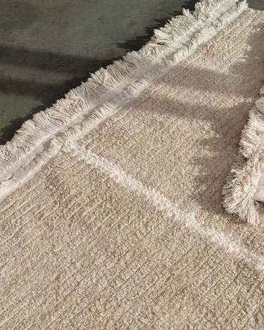 Alfombra de pasillo lavable de algodón reversible verde salvia en un pasillo luminoso